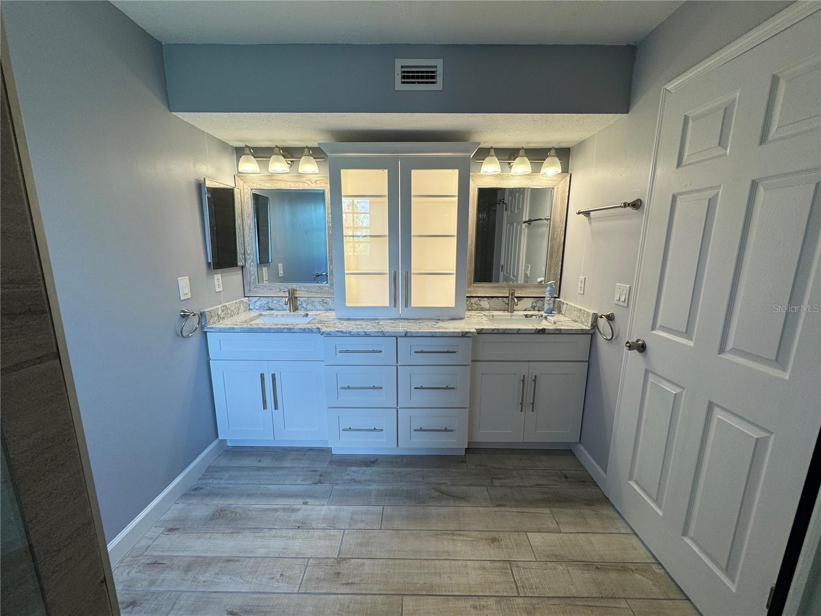 Image 15 of 31 For 1806 Lago Vista Boulevard