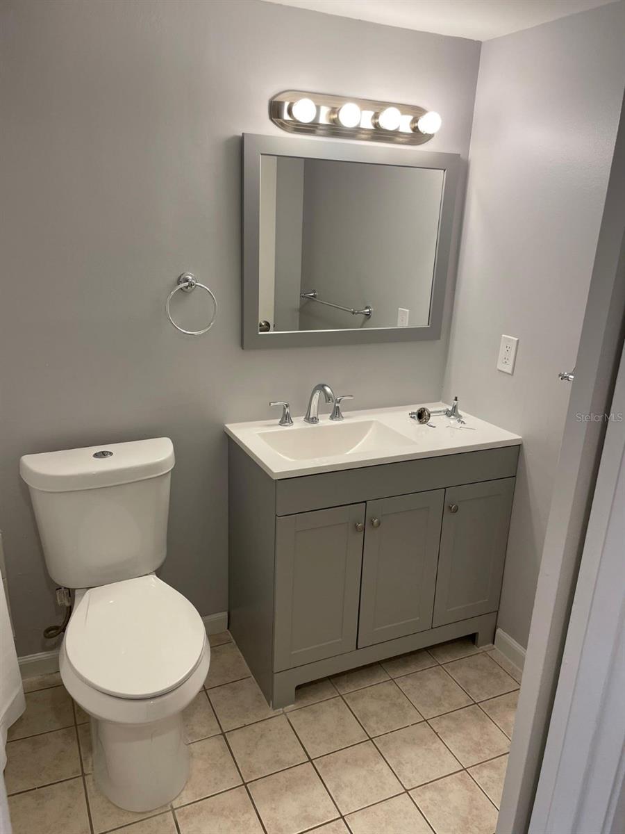 Image 3 of 13 For 6340 Newtown Circle 40b5