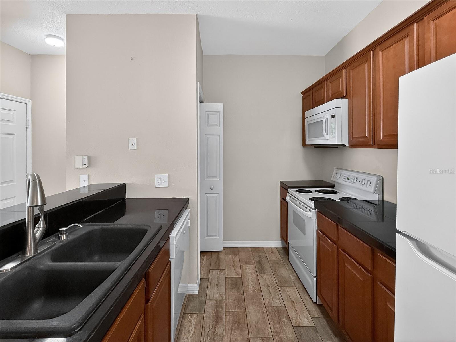 Image 8 of 62 For 16305 Enclave Village Drive 102