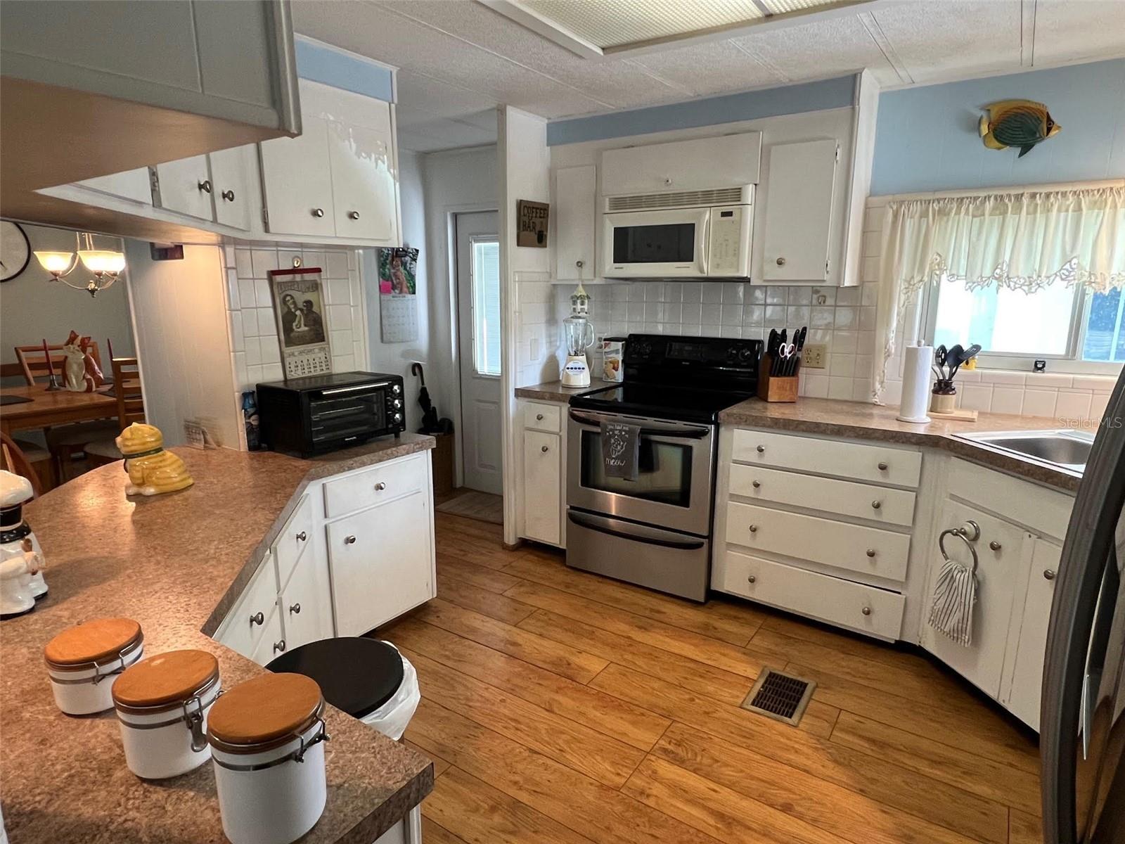 Listing photo id 6 for 29250 Us Highway 19 N 135