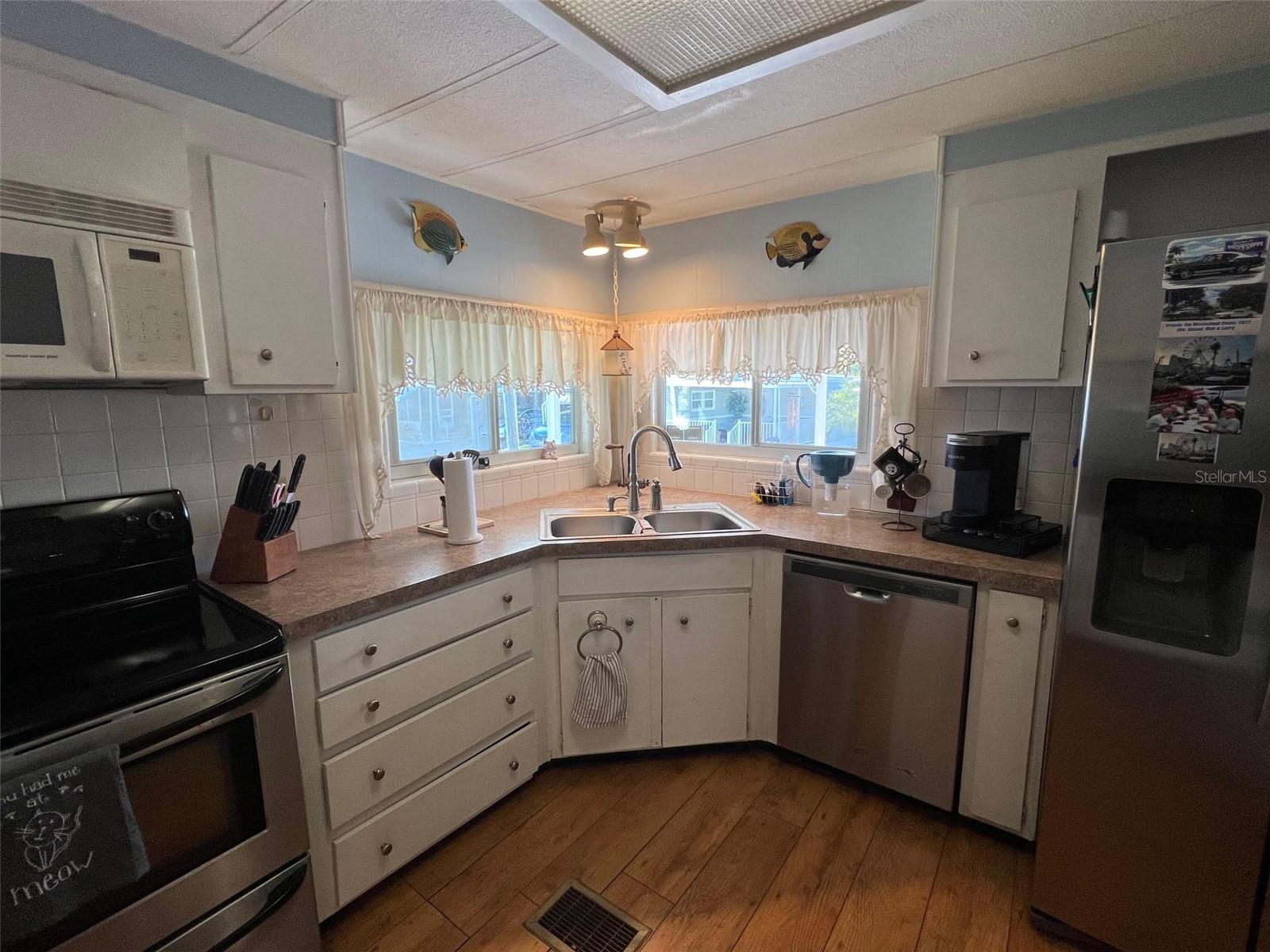 Listing photo id 7 for 29250 Us Highway 19 N 135