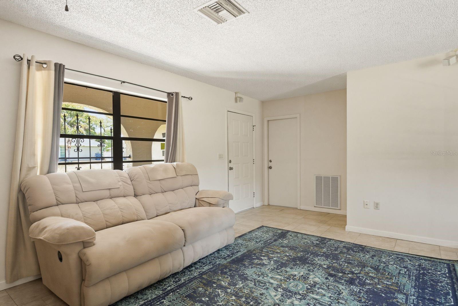 Image 4 of 27 For 10369 Dunkirk Road