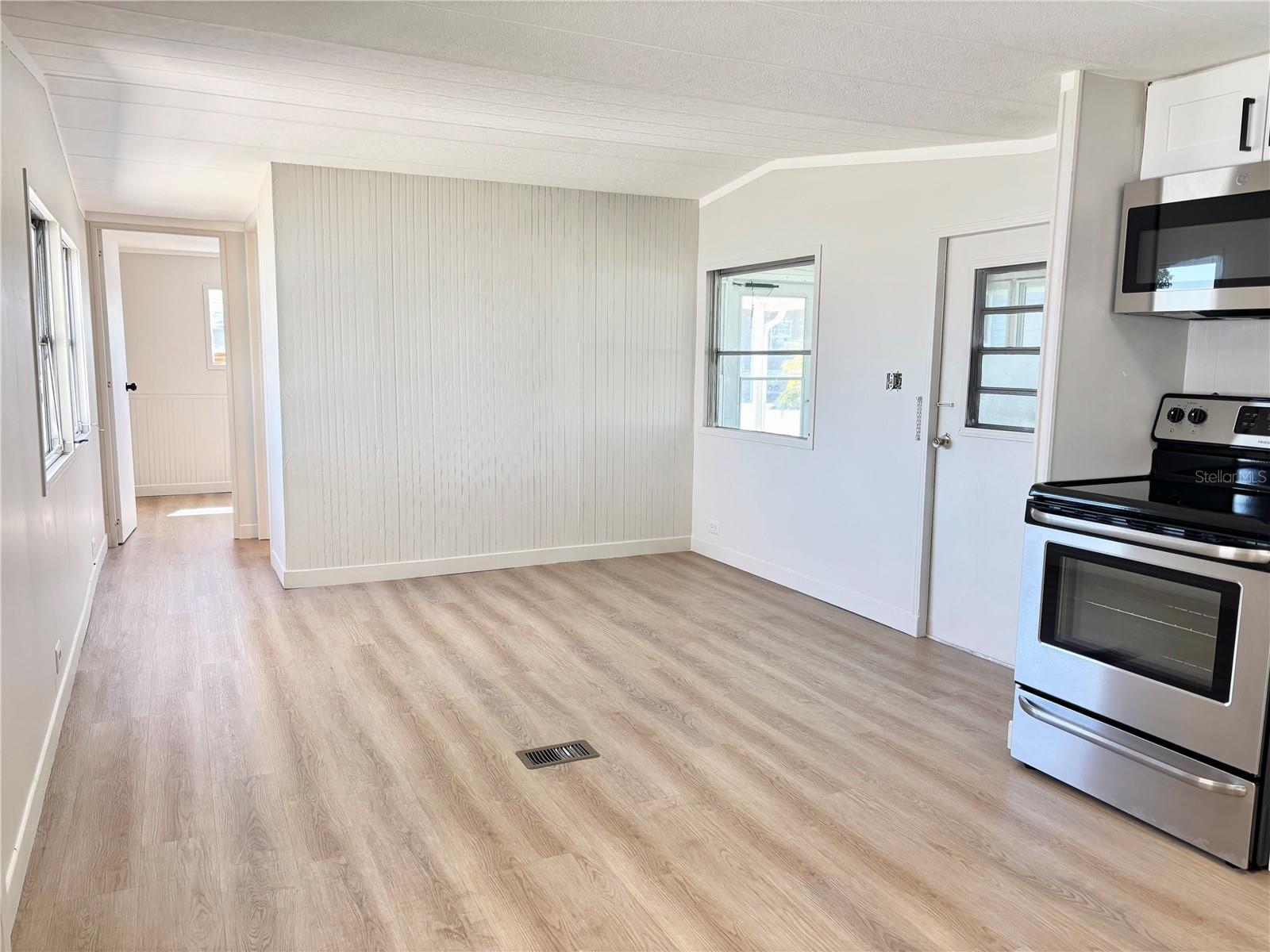 Listing photo id 3 for 7028 Mount Jupiter Drive Ne 601