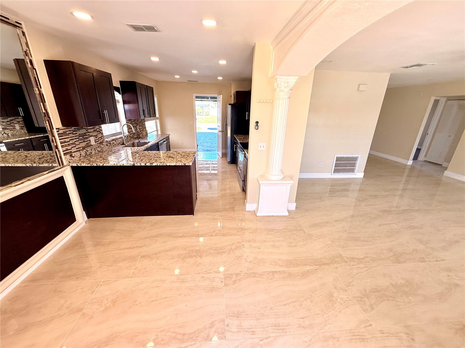 Image 13 of 45 For 9026 Dixiana Villa Cir