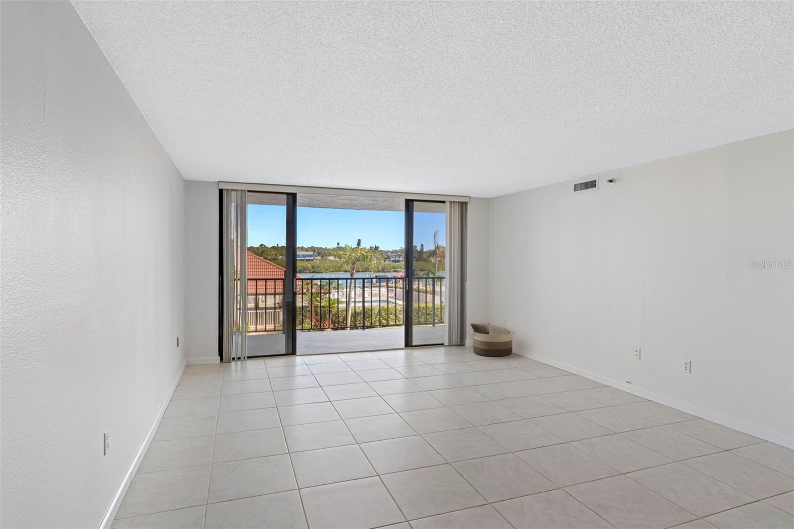 Image 5 of 58 For 19111 Vista Bay Drive 204