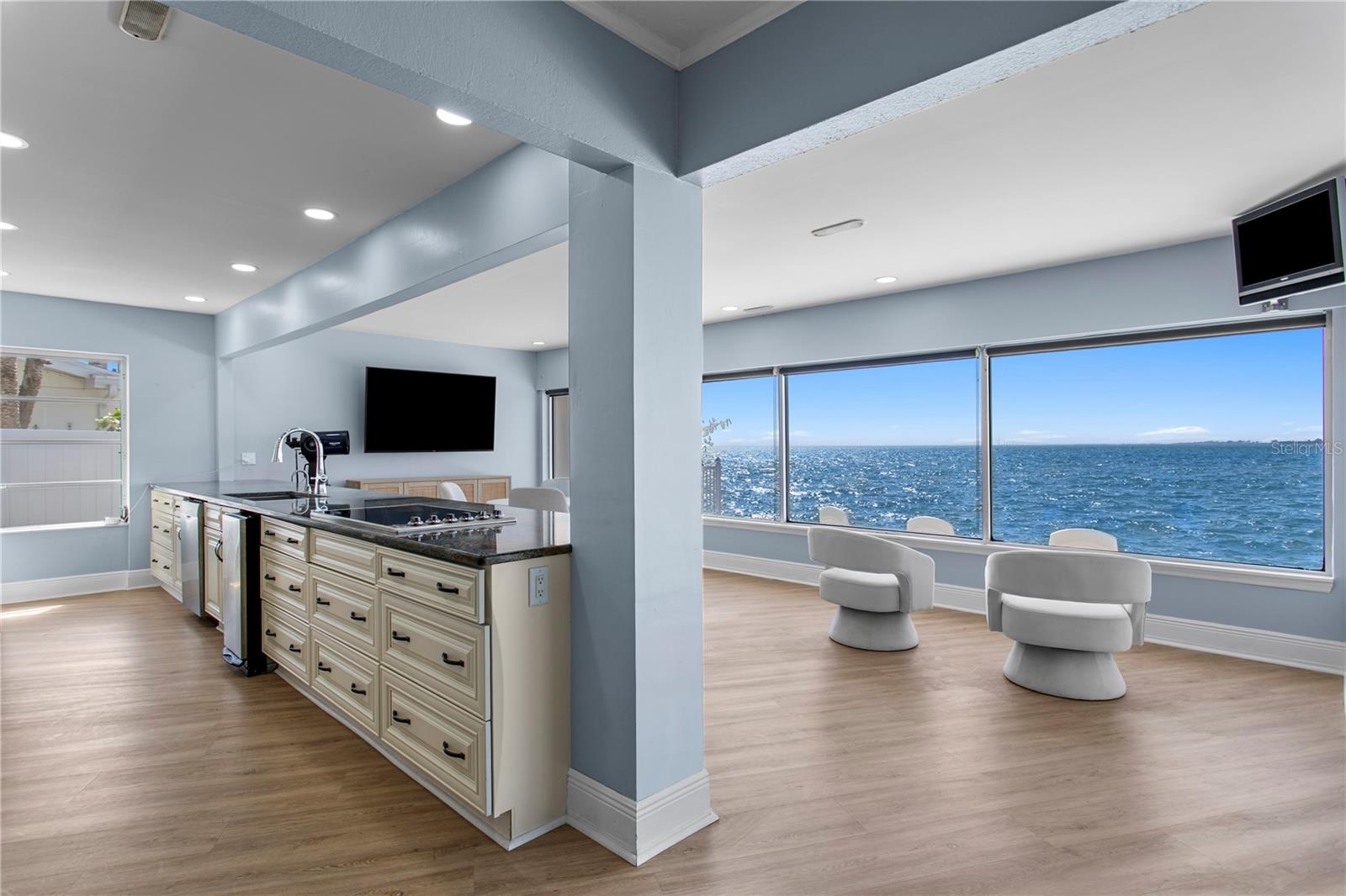 Listing photo id 15 for 2970 68th Avenue S