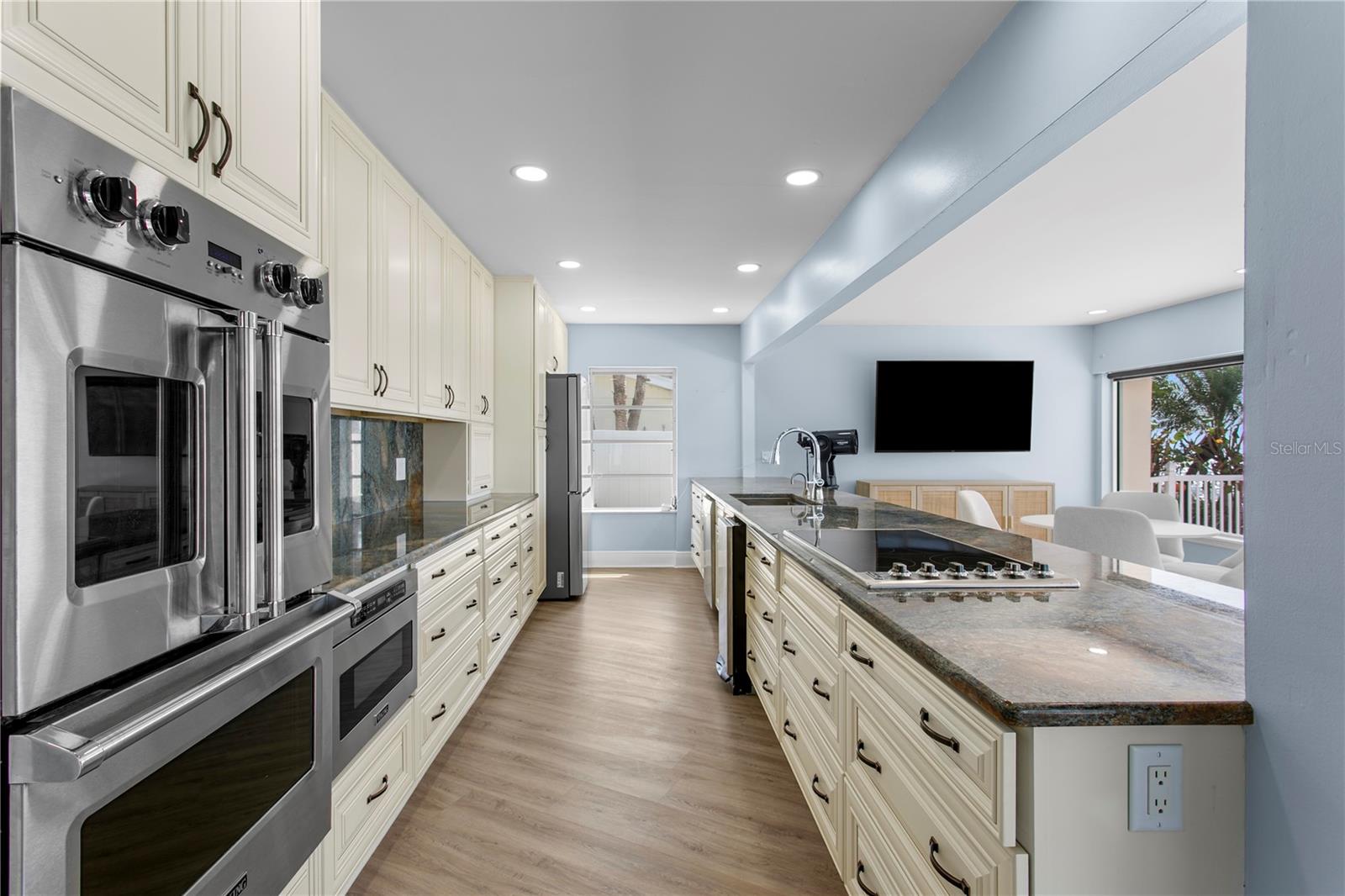 Listing photo id 16 for 2970 68th Avenue S