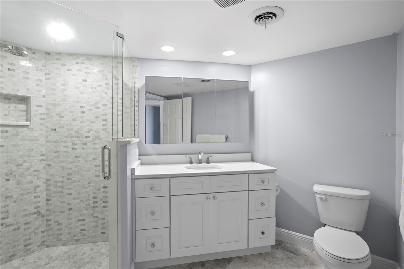 Listing photo id 17 for 2970 68th Avenue S