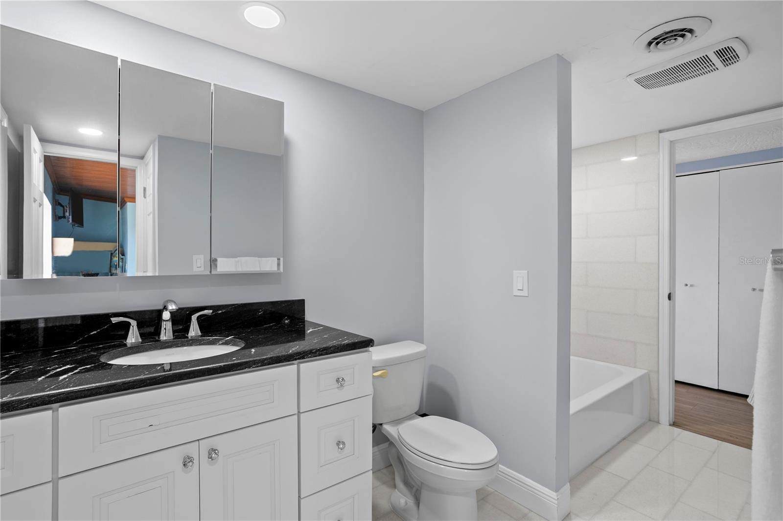 Listing photo id 18 for 2970 68th Avenue S