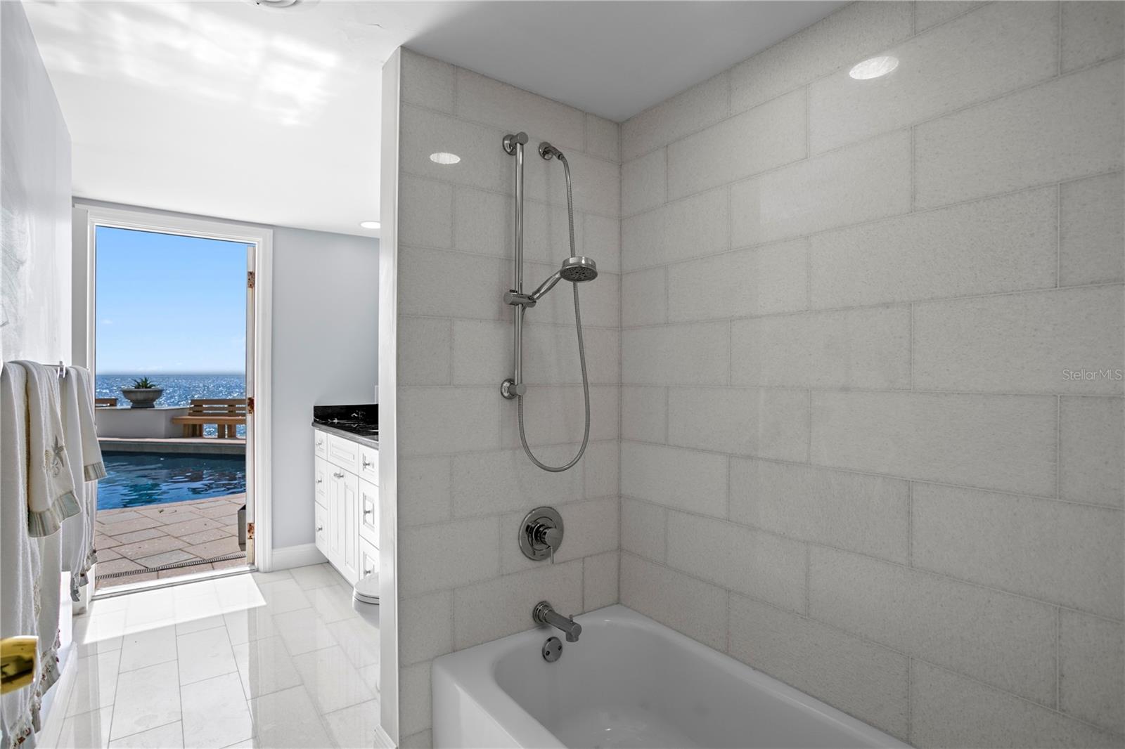 Listing photo id 19 for 2970 68th Avenue S