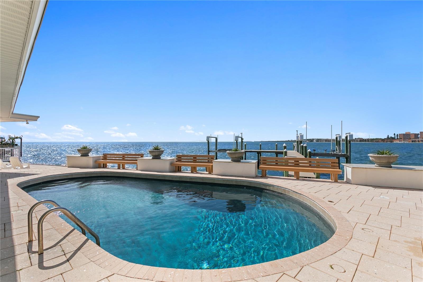 Listing photo id 3 for 2970 68th Avenue S