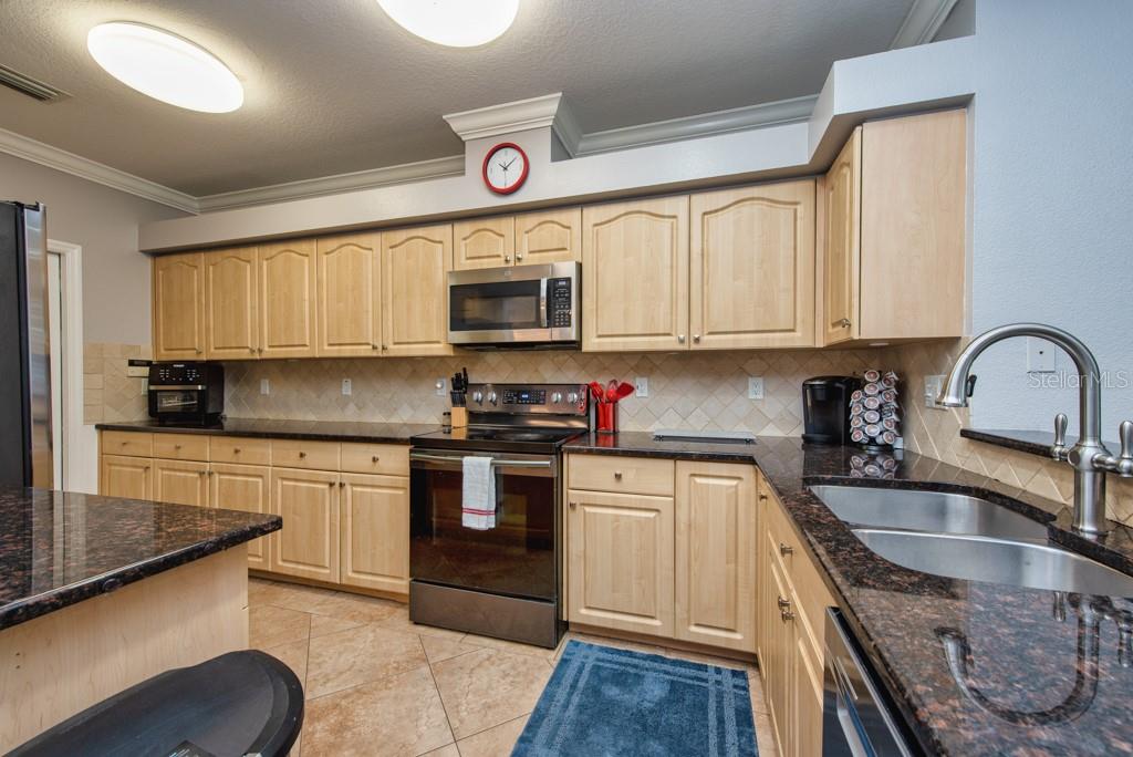 Listing photo id 9 for 720 Sandy Hills Avenue