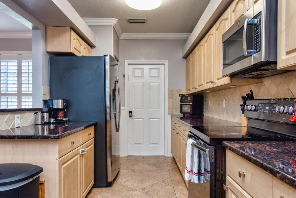 Listing photo id 10 for 720 Sandy Hills Avenue