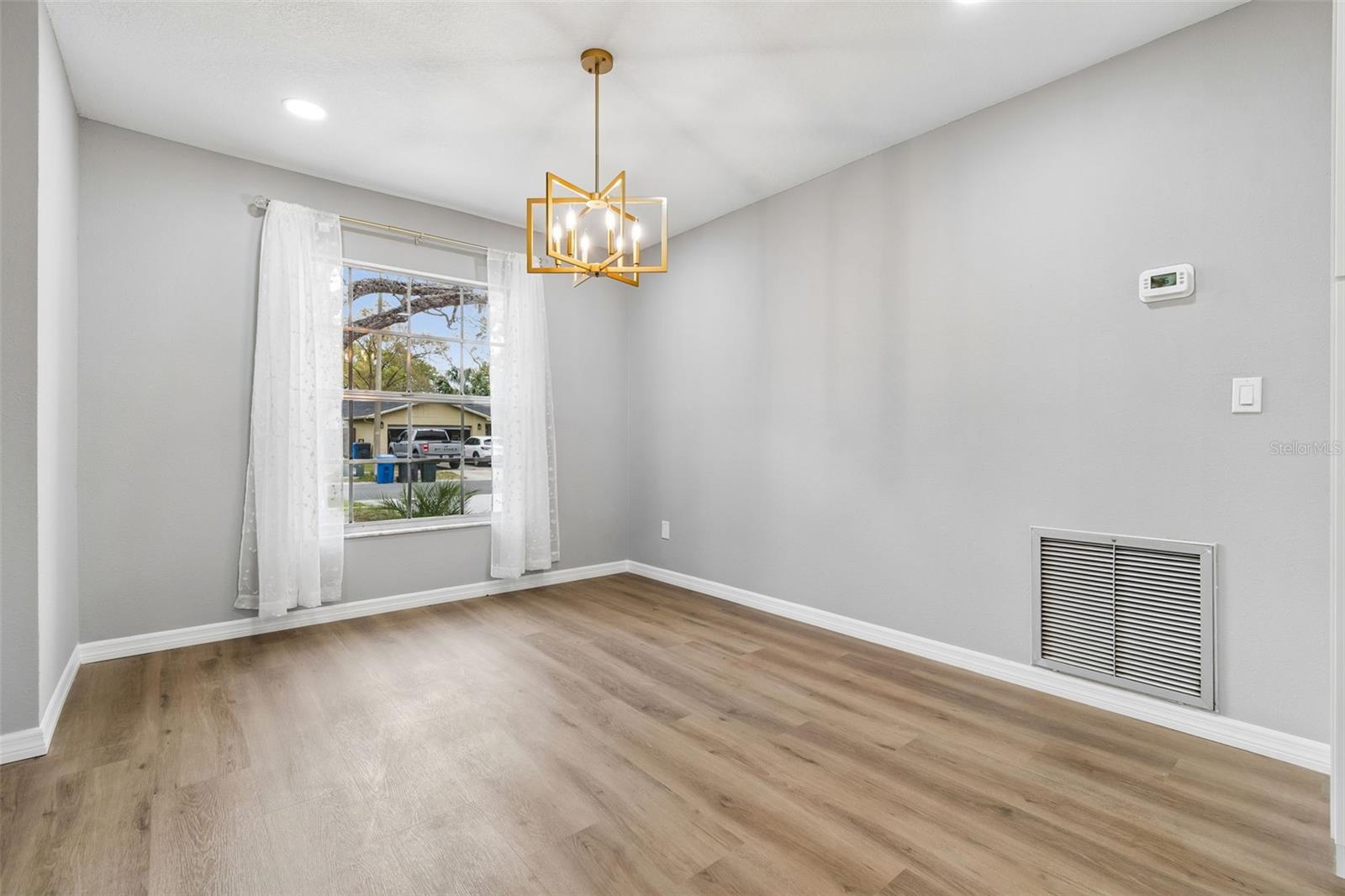 Listing photo id 12 for 3817 Twilight Drive