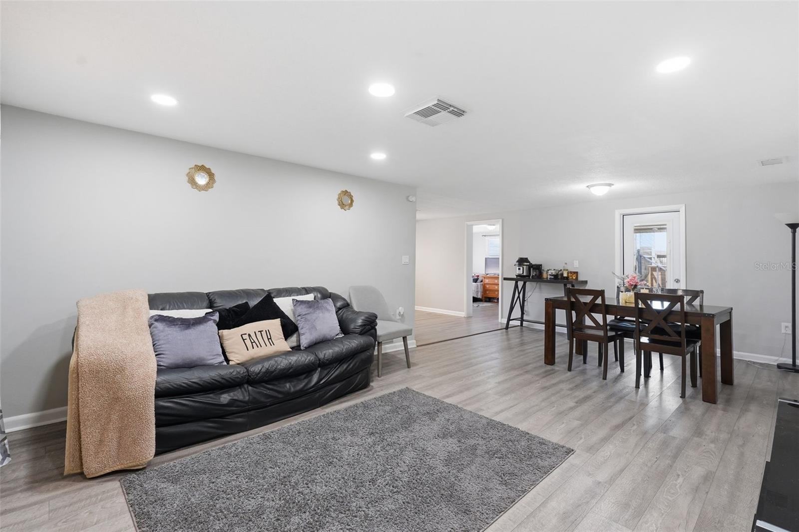 Listing photo id 13 for 9825 Lakeside Lane