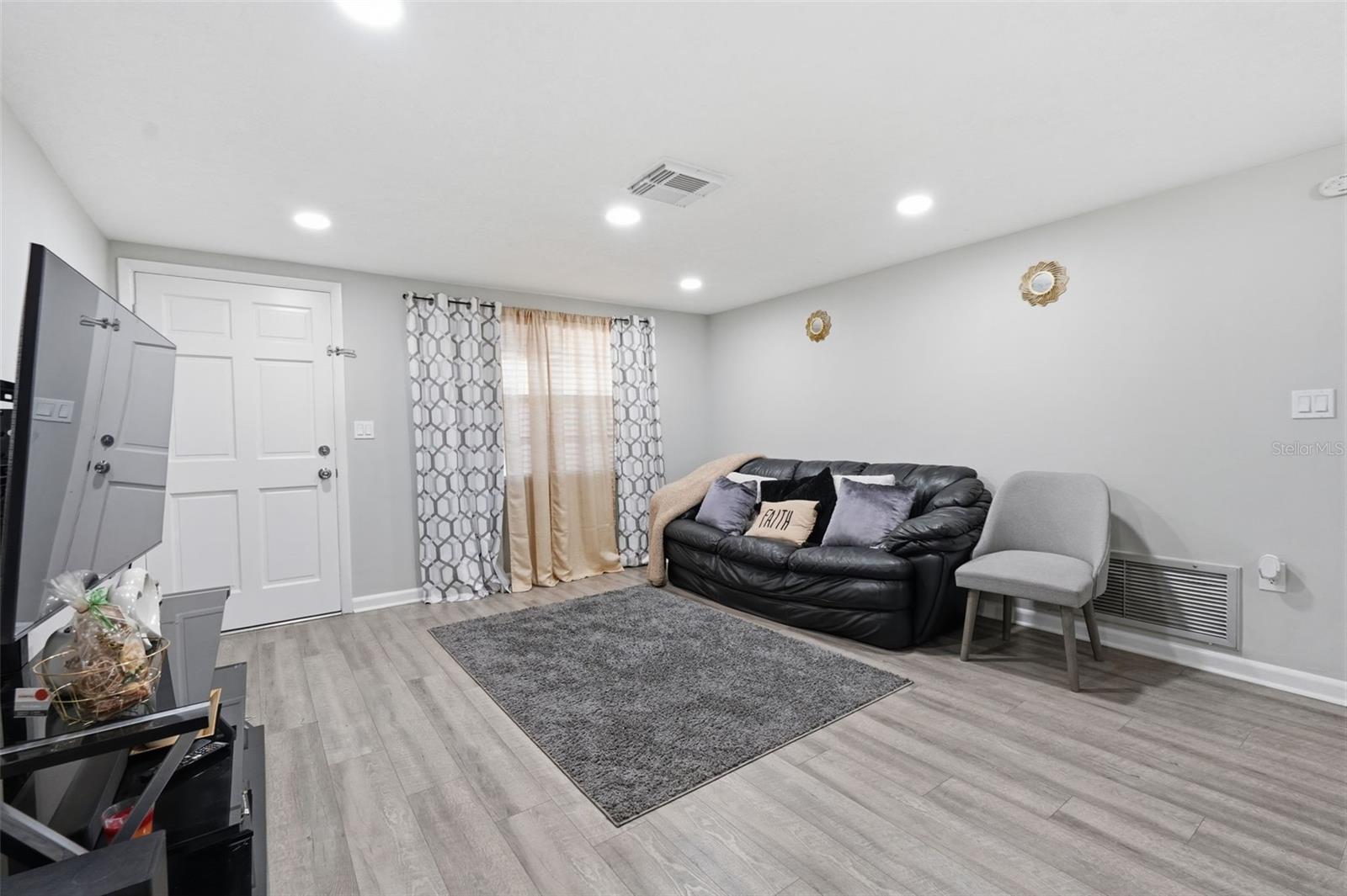 Listing photo id 14 for 9825 Lakeside Lane