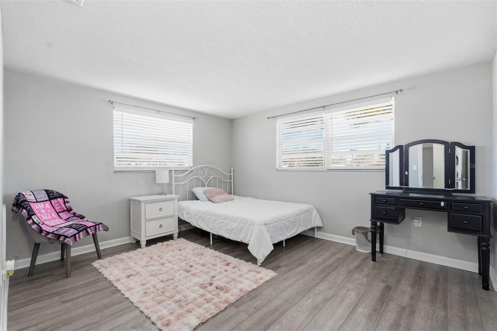 Listing photo id 15 for 9825 Lakeside Lane