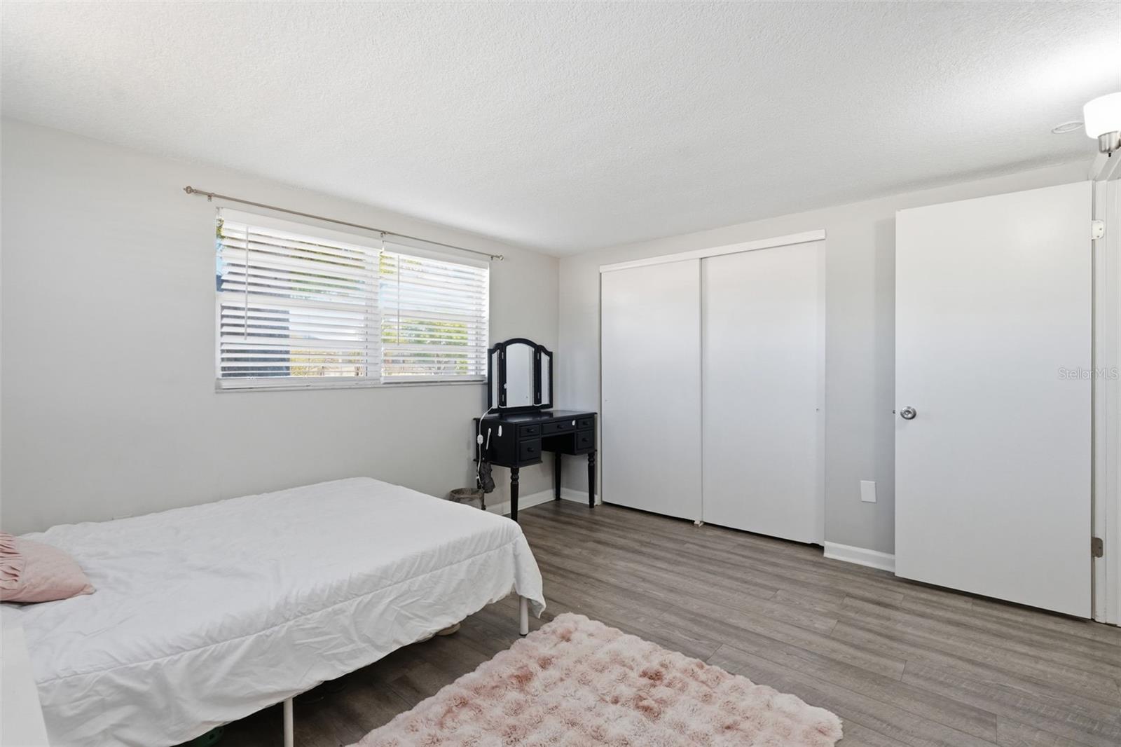 Listing photo id 16 for 9825 Lakeside Lane