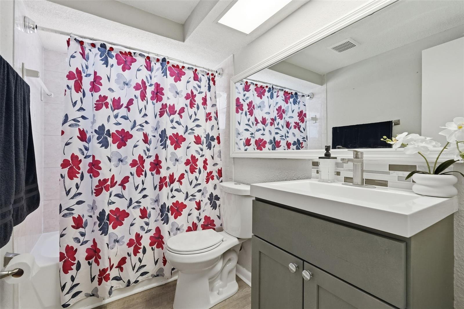 Listing photo id 17 for 9825 Lakeside Lane