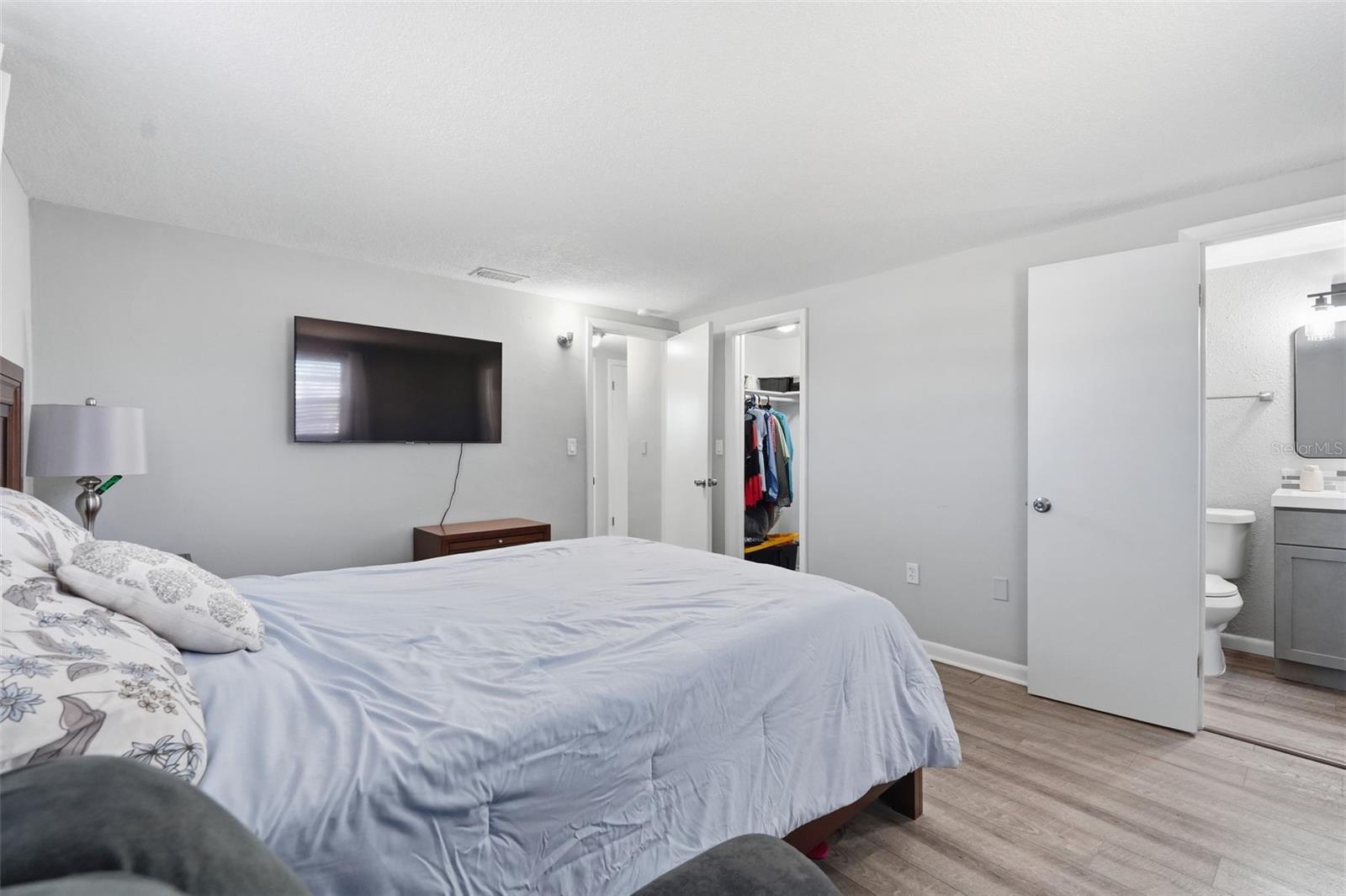 Listing photo id 18 for 9825 Lakeside Lane