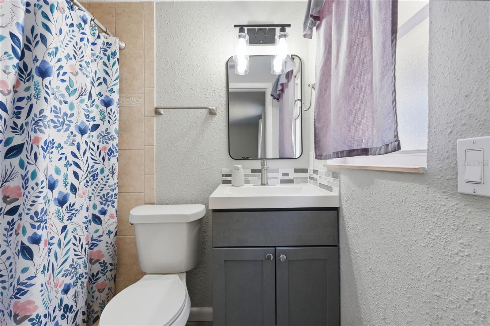 Listing photo id 19 for 9825 Lakeside Lane