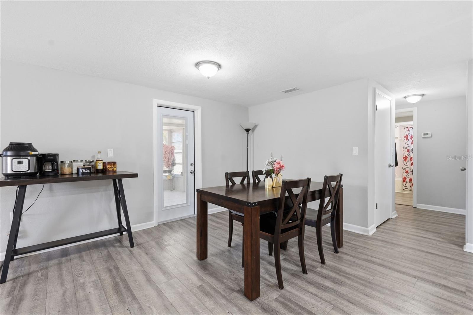 Listing photo id 21 for 9825 Lakeside Lane