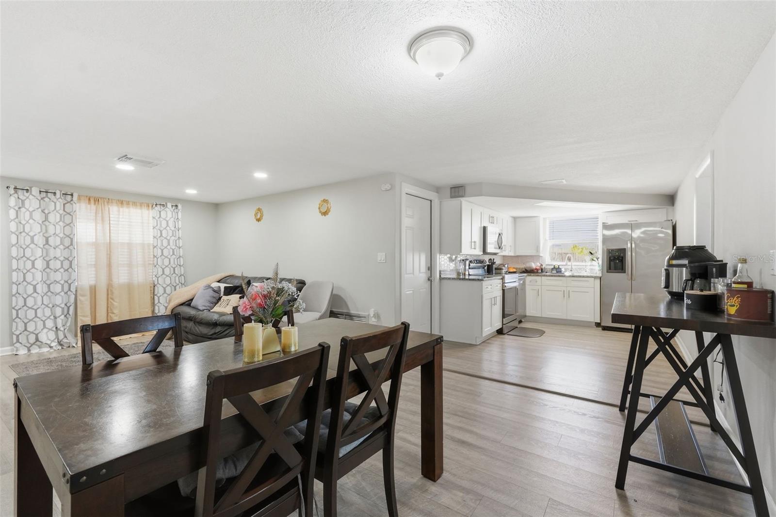 Listing photo id 22 for 9825 Lakeside Lane