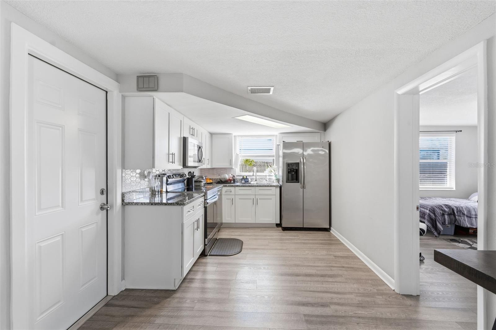 Listing photo id 23 for 9825 Lakeside Lane