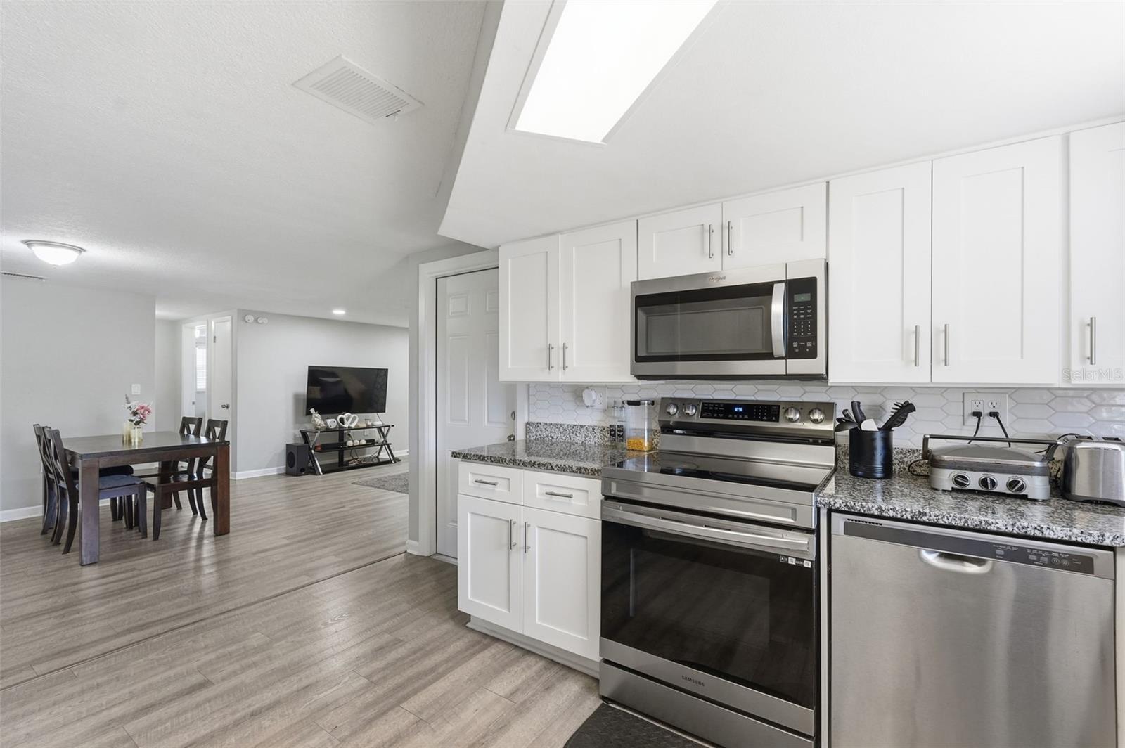 Listing photo id 25 for 9825 Lakeside Lane