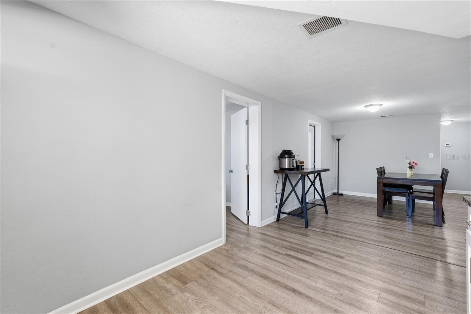 Listing photo id 26 for 9825 Lakeside Lane