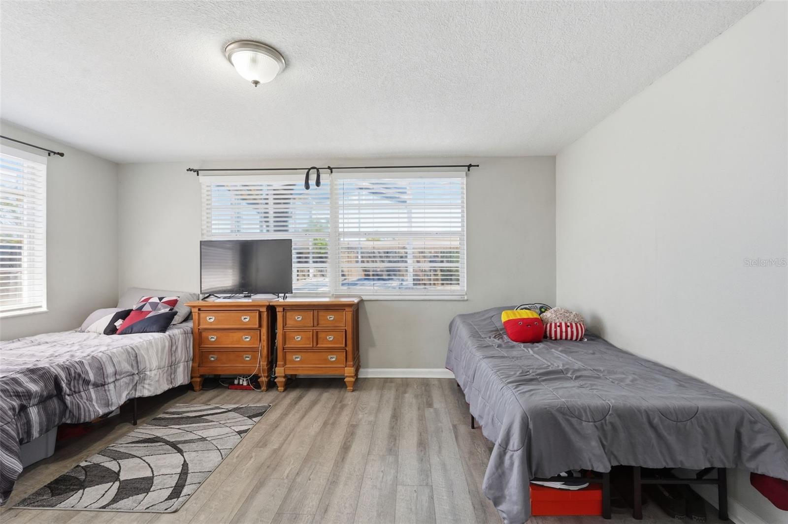 Listing photo id 27 for 9825 Lakeside Lane