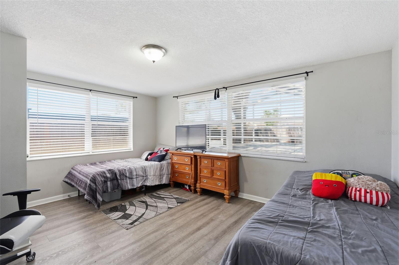 Listing photo id 28 for 9825 Lakeside Lane