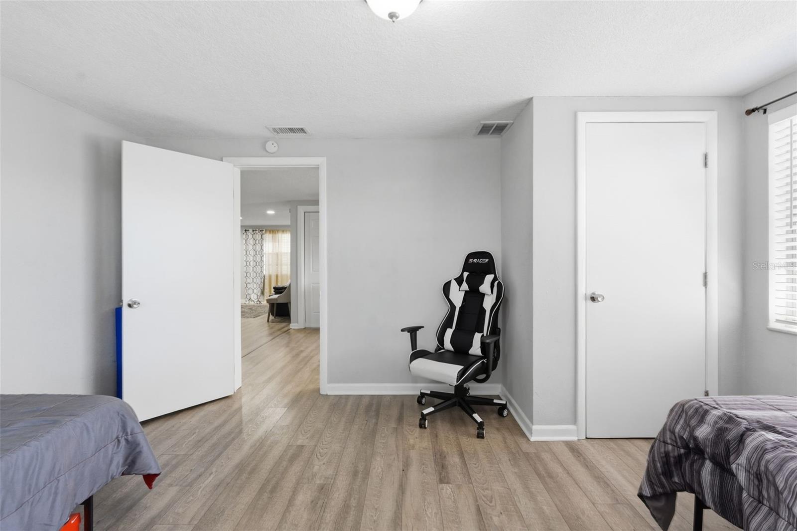 Listing photo id 29 for 9825 Lakeside Lane