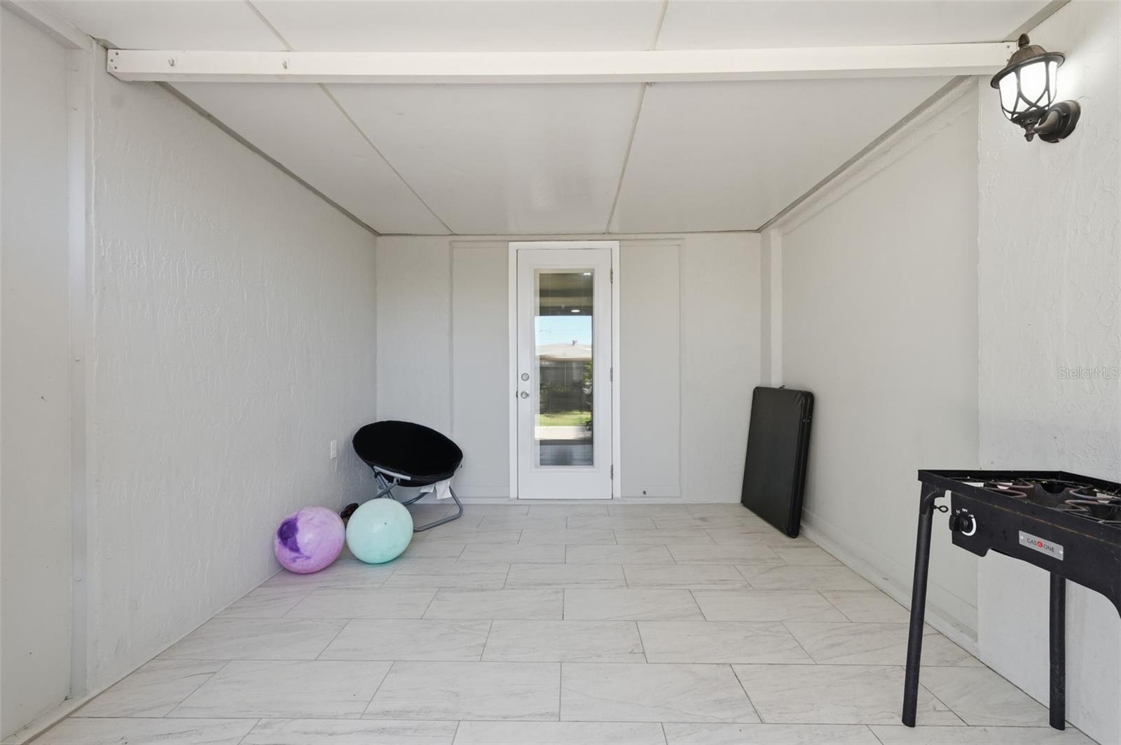 Listing photo id 33 for 9825 Lakeside Lane