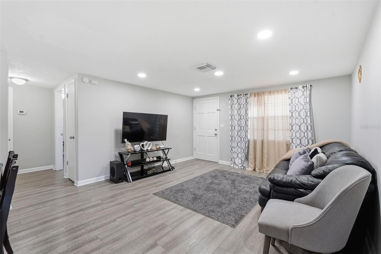 Listing photo id 2 for 9825 Lakeside Lane