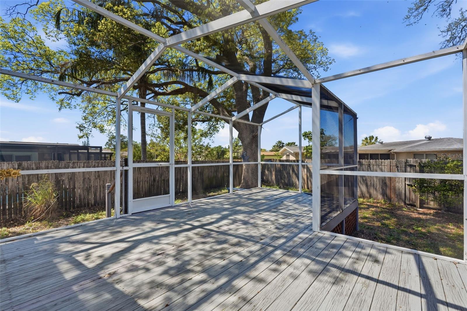 Listing photo id 41 for 9825 Lakeside Lane