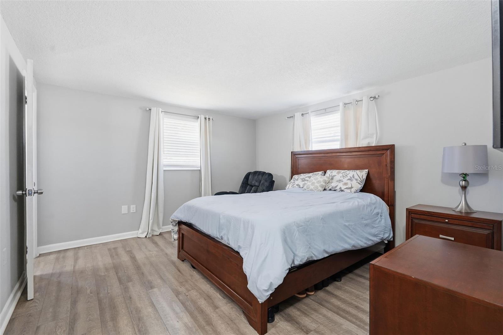 Listing photo id 4 for 9825 Lakeside Lane