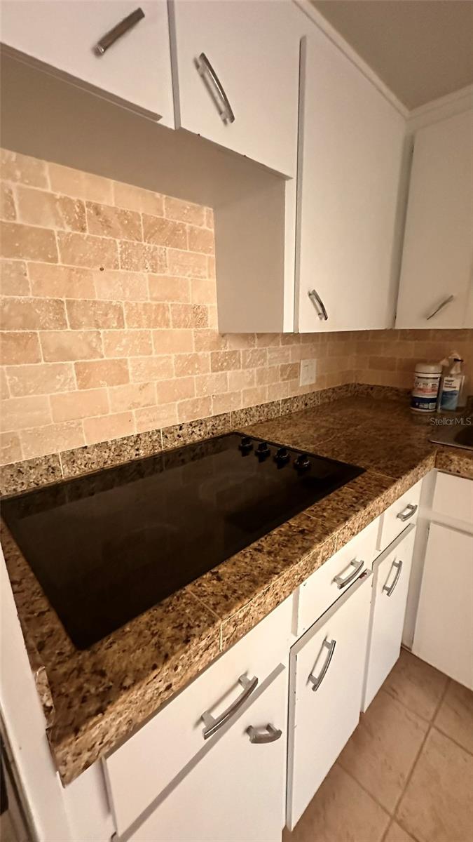 Image 7 of 37 For 2330 Ecuadorian Way 32