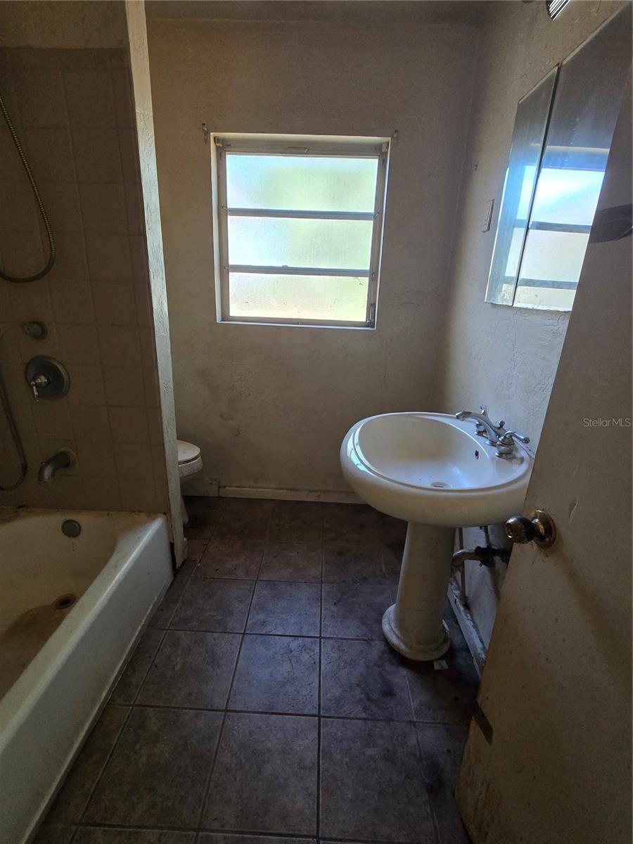 Image 15 of 26 For 711 9th Street Nw