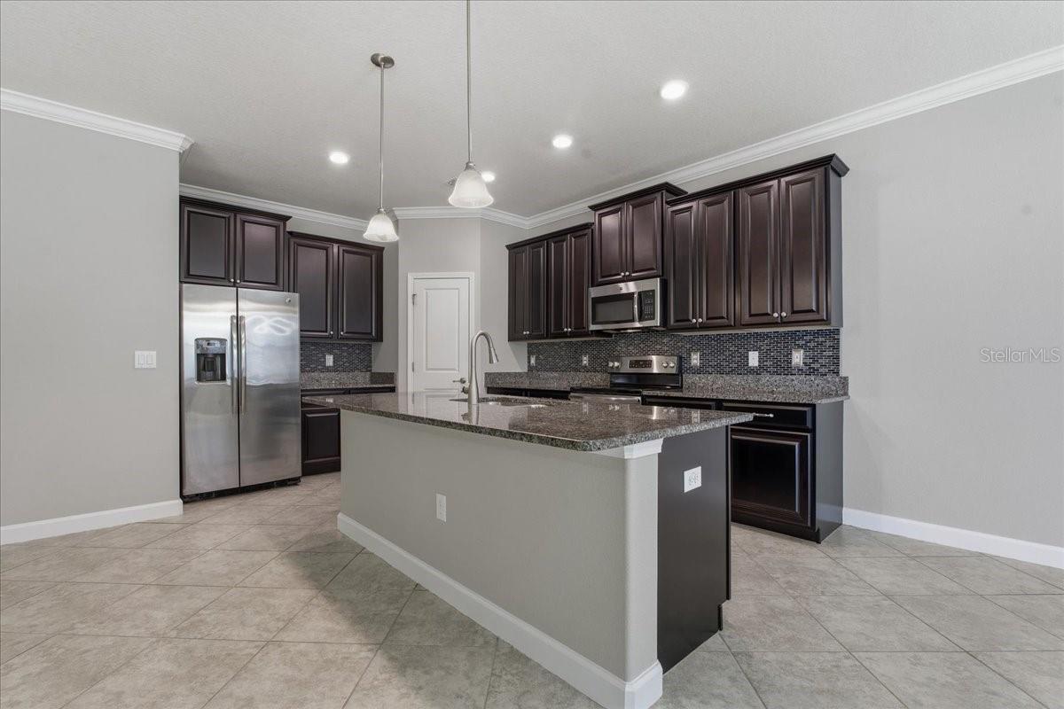 Image 16 of 68 For 1695 Ludington Avenue