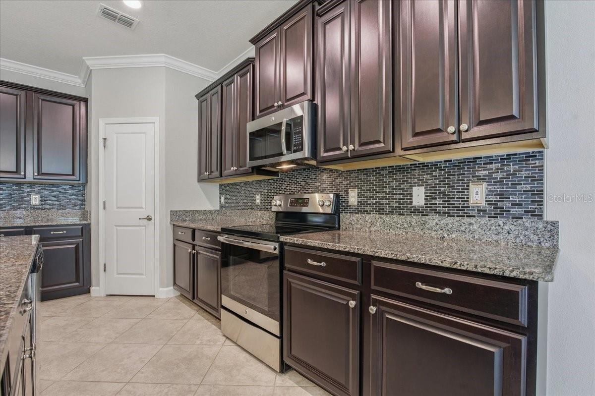 Image 18 of 68 For 1695 Ludington Avenue