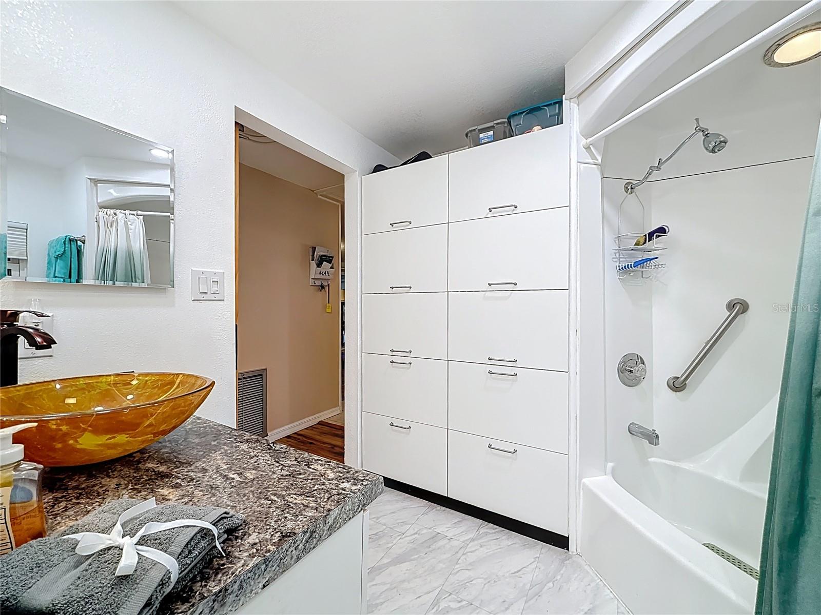 Image 18 of 44 For 32 William Penn Way 1