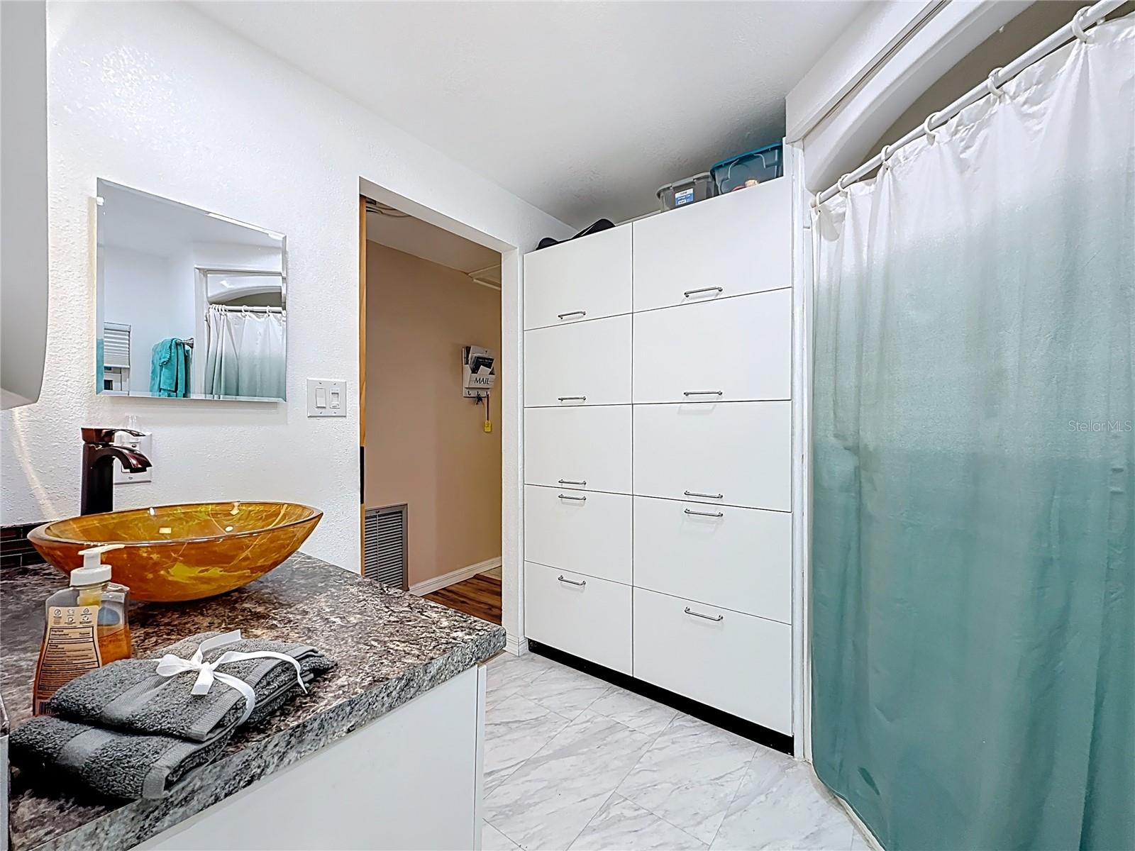 Image 19 of 44 For 32 William Penn Way 1