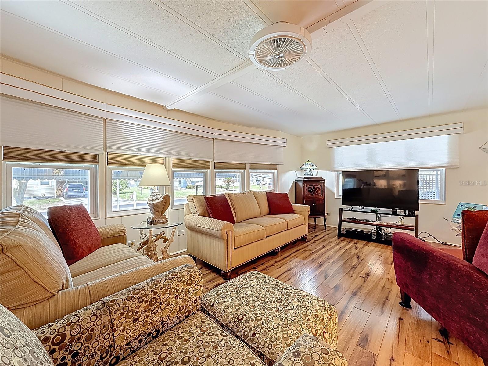 Image 2 of 44 For 32 William Penn Way 1