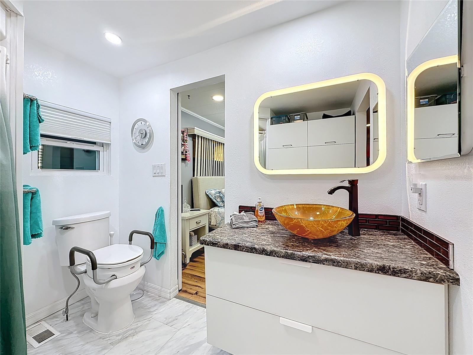 Image 21 of 44 For 32 William Penn Way 1