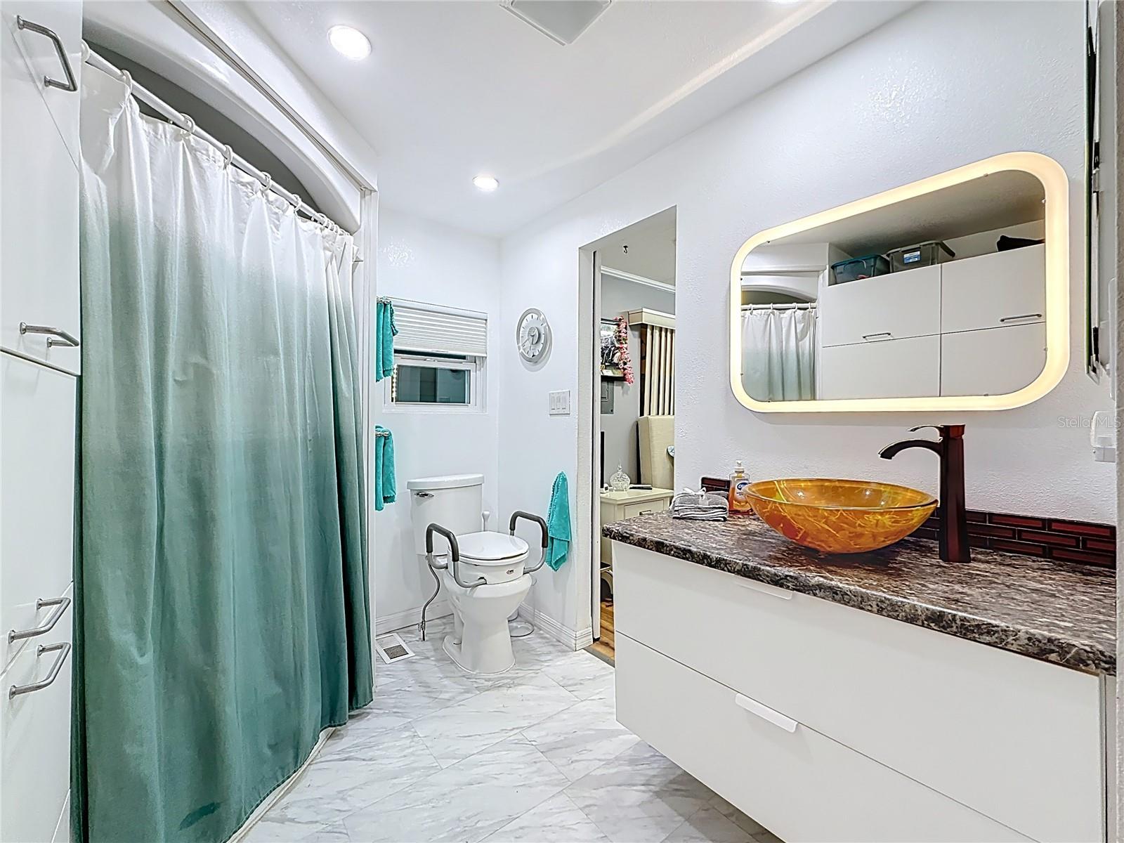 Image 22 of 44 For 32 William Penn Way 1