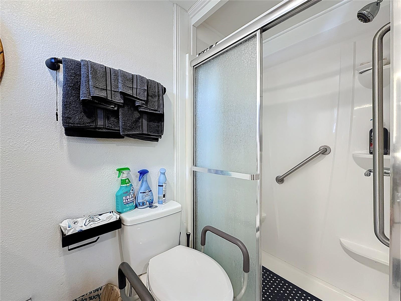 Image 30 of 44 For 32 William Penn Way 1