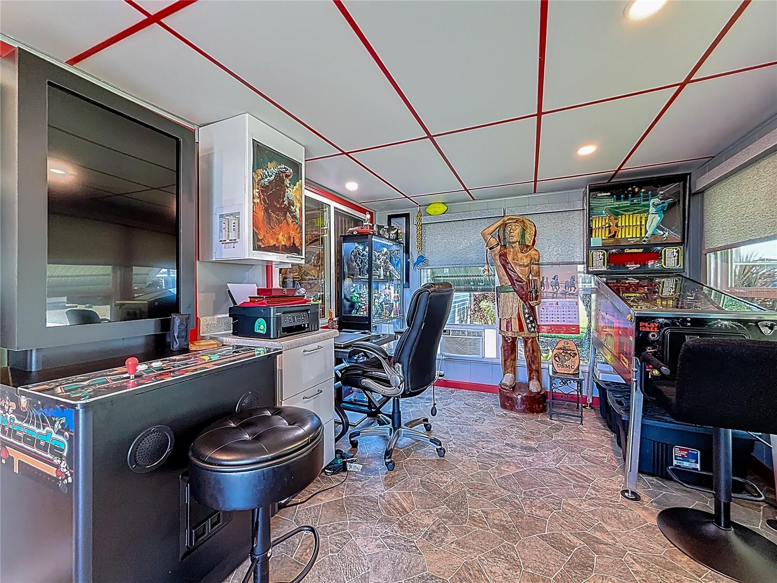 Image 32 of 44 For 32 William Penn Way 1