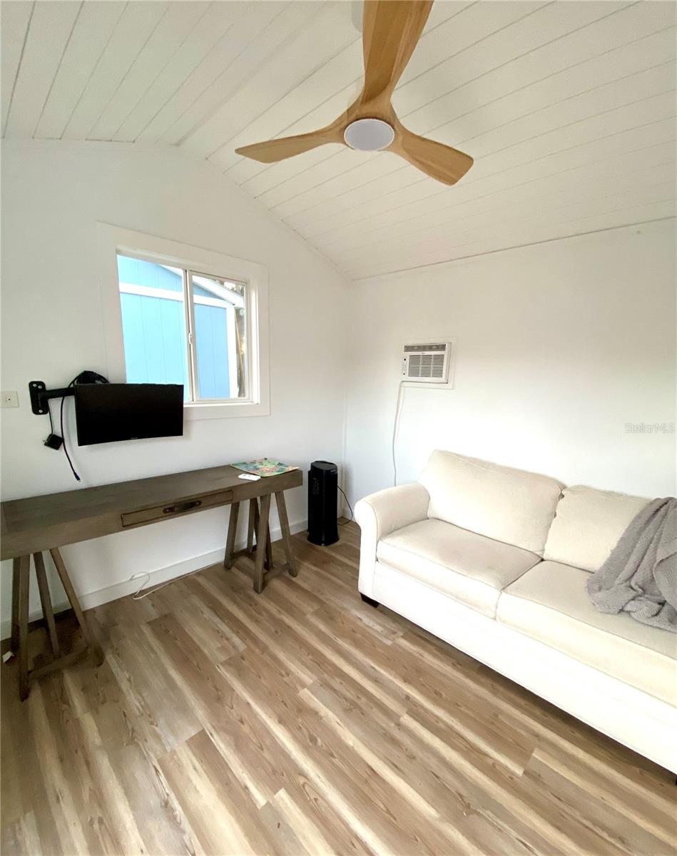 Image 19 of 52 For 985 Gulf View Boulevard