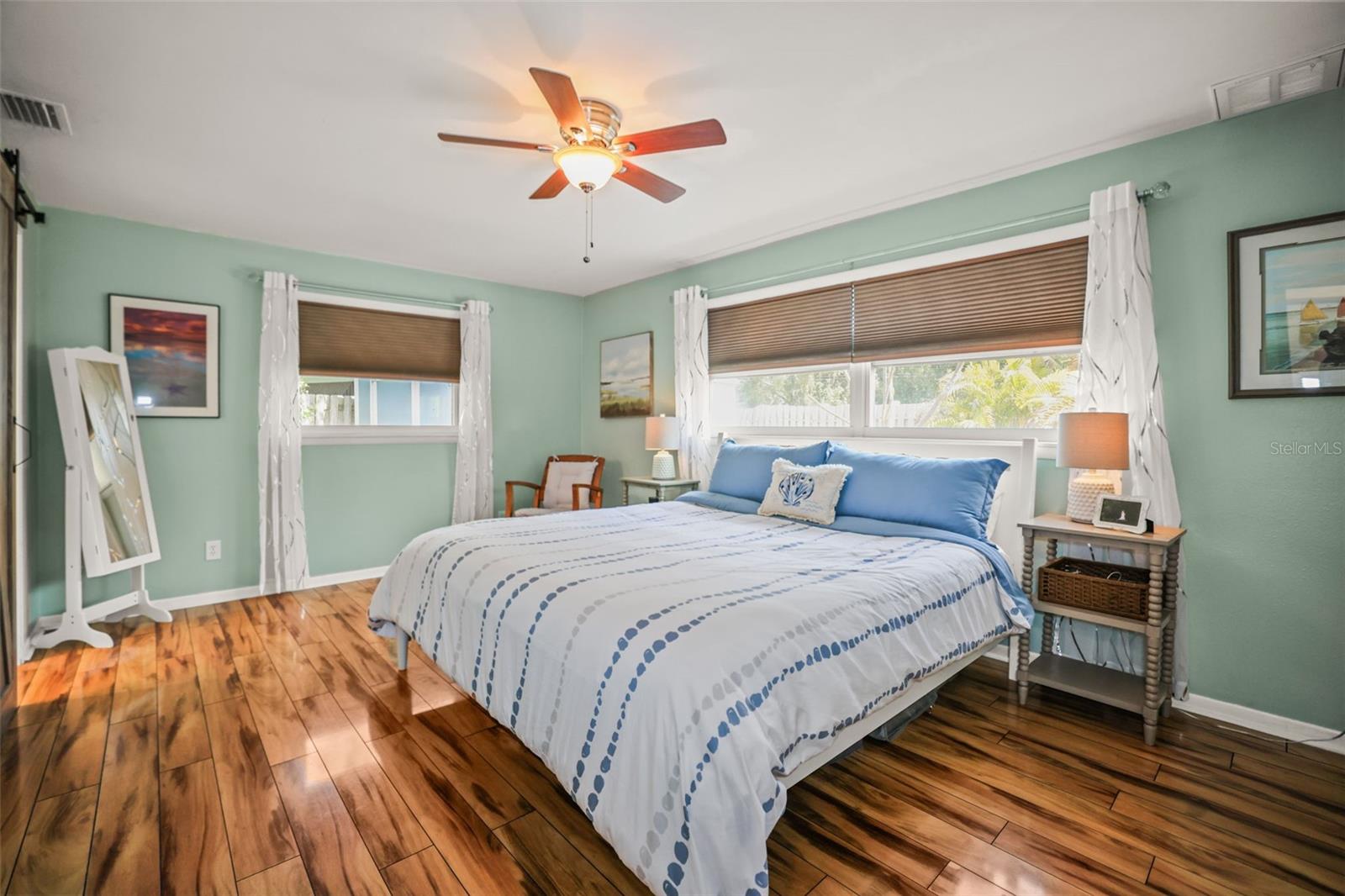 Image 34 of 52 For 985 Gulf View Boulevard